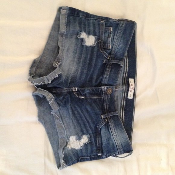 ✨Hollister Distressed Shorts✨ - Picture 2 of 3